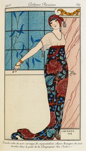 Grande robe du soir, corsage de mousseline chair tunique de soie brodée dans le goût de la « Compagnie des Indes ». Costumes Parisiens no.69. Femme portant une robe de soirée avec un corsage en mousseline et une tunique en soie brodée. Elle porte également - Georges Barbier