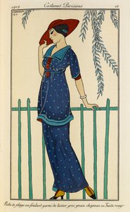 Robe de plage en foulard garni de tussor gros grain chapeau en Suède rouge. Costumes Parisiens no.15. Femme portant une robe de plage et une écharpe en soie brute ornée de gros grain en bleu à pois et un chapeau rouge. - Georges Barbier