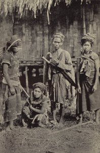 Birmanie : Un homme Kachin avec le dah caractéristique, et trois femmes - Georges Bertin Scott