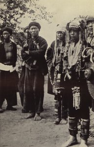 Birmanie : Hommes Akha avec femmes en grande tenue - Georges Bertin Scott