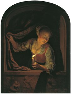 Femme avec une bougie allumée à une fenêtre