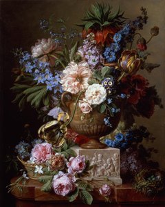 Nature morte avec des fleurs dans un vase en pierre sur un piédestal