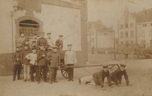 Soldats allemands tirant un affût (de canon ). Carte postale envoyée en 1913. - German Photographer