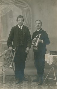 Carte postale de deux jeunes hommes avec des trompettes, l