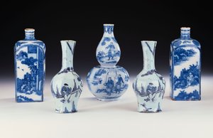Sélection de Céramiques Bleues et Blanches de Francfort dans un Style Chinois, y Compris Deux Flasques à Esprit Bleues et Blanches de Francfort, une Paire de Vases Octogonaux Yan Yan de Francfort, et un Vase Double-Gourde Bleu et Blanc de Francfort, vers 1