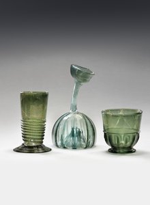 Un gobelet en verre Waldglas, un strangenglas et un kuttrolf - German School