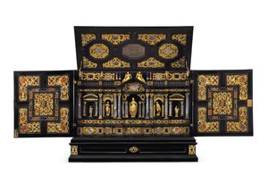 Cabinet de table en métal doré, cristal de roche et pierre dure, Augsbourg, vers 1630-40 - German School