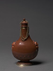 Bouteille, fabricant Meissen Porcelain Factory, Allemagne, vers 1715 (grès rouge poli, montures en argent doré) - German School