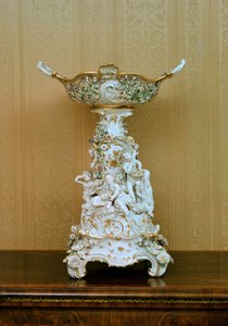 Présentoir à gâteaux avec chérubins représentant les saisons, vers 1830