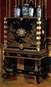Cabinet décoré sur pied, attribué à Gerard Dagly, maître laqueur de Berlin renommé comme copiste oriental, vers 1700