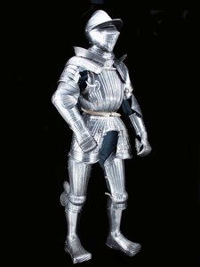 Armure de campagne "Maximilian" du groupe "Fico", avec casque associé, vers 1525-1530, décorée vers 1805 - German School