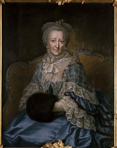 Vieille femme portant un châle en dentelle et un manchon