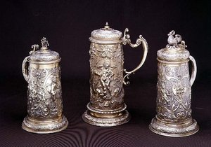 Chope cylindrique en argent doré par Paul Hubner, Ausburg 1590; chope cylindrique en argent doré par Tobias Kramer, Ausburg 1620; chope cylindrique partiellement dorée par Paul Hubner, Ausburg 1590, 16e-17e siècle - German School