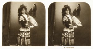 Carte stéréoscopique représentant une jeune femme en costume traditionnel espagnol de la région d
