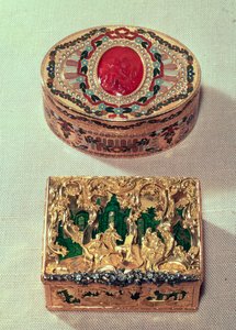 Haut : Tabatière en or incrustée de diverses pierres avec un camée en cornaline au centre avec des amorini, peut-être par J. C. Neuber de Dresde. Bas : Tabatière en or avec des groupes de figures au milieu de volutes rococo