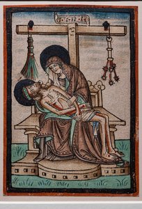 Vesperbild (Lamentation), gravure sur bois aquarelle par un graveur allemand, vers 1450. Les symboles de la Passion du Christ pendent de la croix. - German School