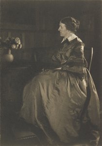 [Autoportrait avec table et fleurs]
