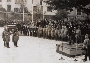 Benito Mussolini préside un enterrement d