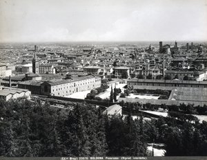 Vue panoramique de Bologne avec des usines et une place