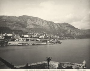 Vue de Montecarlo, station balnéaire surplombant la mer de Ligurie. Les Alpes maritimes se dressent en arrière-plan. La photographie a été prise depuis Monaco - Giacomo Brogi