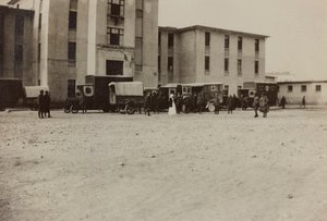 Album "Images de la guerre II": soldats italiens et ambulances de la Croix-Rouge à Gradisca Sagrado, Gorizia, Italie (photo n/b) - Gigliucci Gigliucci