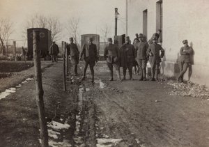 Album "Images de la guerre II": soldats italiens et ambulances de la Croix-Rouge à Gradisca Sagrado, Gorizia, Italie (photo n/b) - Gigliucci Gigliucci