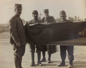 Album "Images de la guerre II": soldats italiens portant le cercueil d