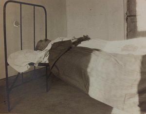 Album "Images de la guerre II": un soldat tombé de la Grande Guerre sur le lit d