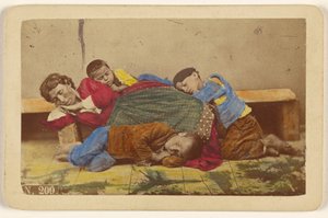 [Mère gitane et trois enfants endormis sur le banc et le sol]. - Giorgio Conrad