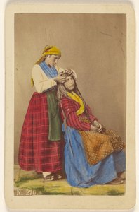 [Une femme plus âgée coiffe une femme plus jeune]. - Giorgio Conrad