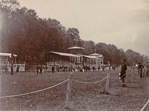 Policier sur un hippodrome pendant une course de chevaux - Giorgio Enrico (attr.to) Levi