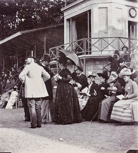 Les spectateurs dans les tribunes contrôlent l