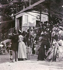 Les spectateurs dans les tribunes contrôlent l