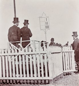 Course de spectateurs dans le parc des Cascine : Max Stiozzi Marquis, Marquis Malaspina Azzolino, Arnaldo Pozzolini et le député Marquis Torrigiani - Giorgio Enrico (attr.to) Levi