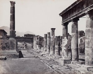Colonnade orientale du Temple de Vénus Pompeiiana à Pompéi