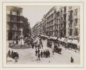 Vue de la Via Roma à Naples, avec une statue, des magasins, des calèches et des passants - Giorgio Sommer