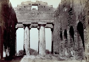 Intérieur du Temple de la Concordia dans la Vallée des Temples à Agrigente. Au premier plan, deux colonnes doriques; sur les côtés, un mur périmétrique arqué