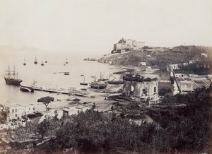 Panorama du pittoresque golfe de Baia (Naples), parsemé de voiliers. Au premier plan, en face du petit quai, se trouve le Temple de Vénus. À l