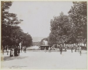 Place avec une fontaine et des promeneurs à Naples - Giorgio Sommer