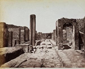 Ruines structurelles le long de la Strada di Stabia, sur le site archéologique de Pompéi - Giorgio Sommer
