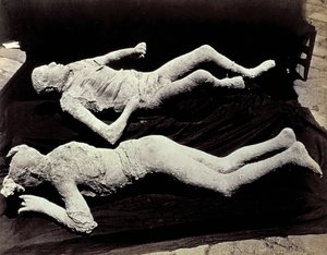 Deux moulages de figures humaines des fouilles de Pompéi. Les expositions ont été placées sur un tissu noir pour les photographier
