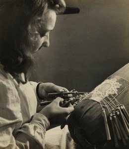 Travail juvénile dans le G.I.L de Ravenne : atelier de broderie - Phillipe de Marlier