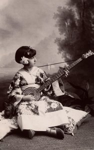 Petite fille en costume japonais - Phillipe de Marlier