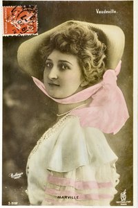 Carte postale : Théâtre du Vaudeville - Portrait de Madame Marville, artiste du Moulin Rouge
