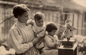 Femme avec bébés et poupée - Phillipe de Marlier