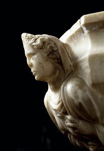 Bénitier à la colonne décorée des trois vertus théologales et une cuve décorée des bustes des quatre vertus cardinales - détail (Bénitier en marbre avec colonne avec les trois vertus théologales et cuve avec les quatre vertus cardinales) Sculpture par