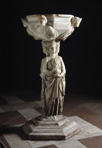 Bénitier au pilier décoré des trois vertus théologales et à la cuve décorée des bustes des quatre vertus cardinales, 13ème siècle