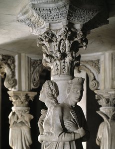 Détail des groupes sculptés soutenant la chaire réalisée par Giovanni Pisano : les Vertus théologales (détail) - Giovanni Pisano