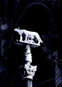 La louve siennoise, avec les jumeaux Romulus et Remus, façade de la Piazza del Duomo - Giovanni Pisano