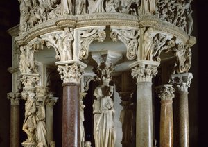 Vertus théologales et Hercule à gauche (détail) de groupes sculptés soutenant la chaire. Sculpture en marbre de Giovanni Pisano (1248-1314). 1302-1311 Cathédrale de Pise (Duomo di Santa Maria Assunta di Pisa), Italie - Giovanni Pisano